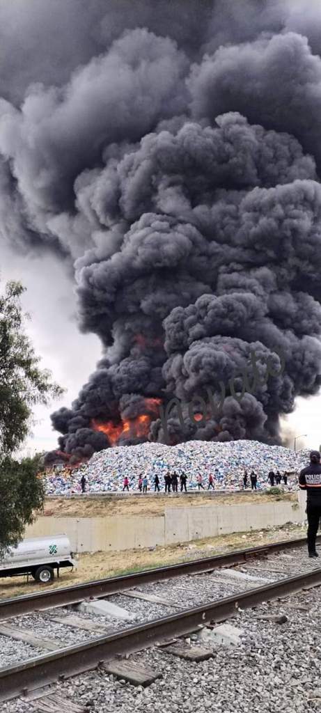 La columna de humo negro y denso por un incendio en una recicladora de Valle de Chalco.