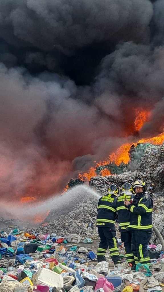 El fuerte incendio en una recicladora de PET de Valle de Chalco mientras Bomberos intentan apagarlo