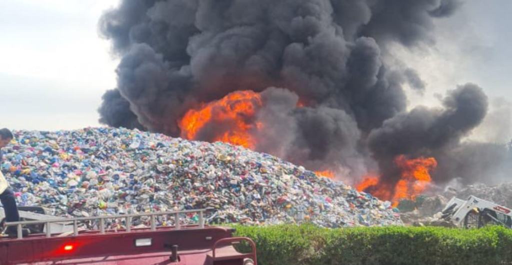 Se registró un fuerte incendio en una recicladora de PET de Valle de Chalco.