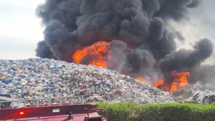 Se registró un fuerte incendio en una recicladora de PET de Valle de Chalco.