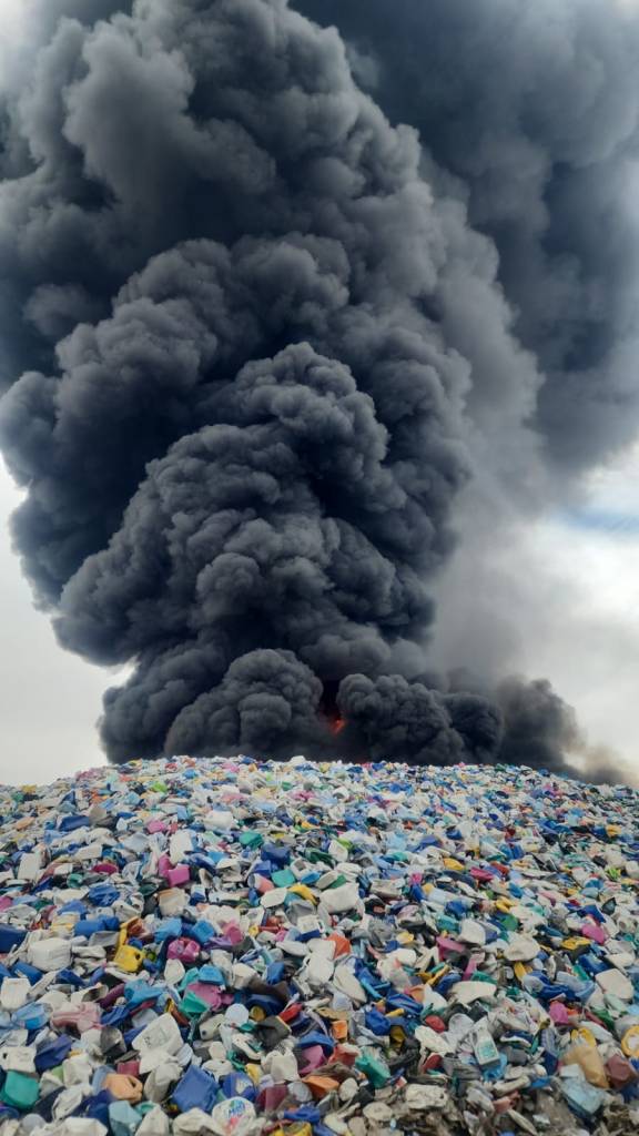 La densa columna de humo por un incendio en una recicladora de Valle de Chalco. 