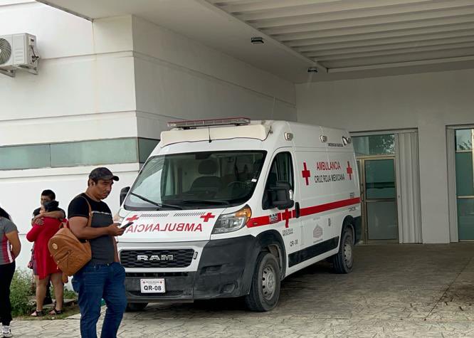 Niño salta en la cama y cae por la ventana desde el cuarto piso de un edificio