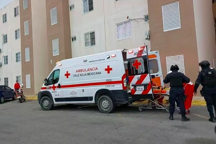 Niño salta en la cama y cae por la ventana desde el cuarto piso de un edificio