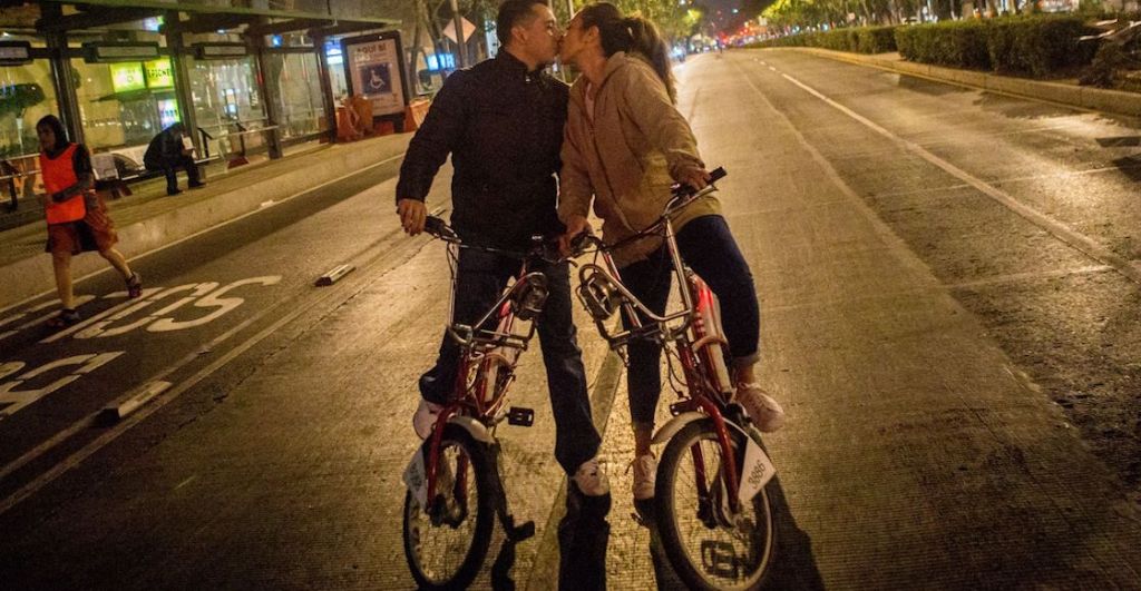 Lánzate con tu crush al Paseo Nocturno en bici por el Día del Amor y la Amistad, acá la ruta, horario y fecha