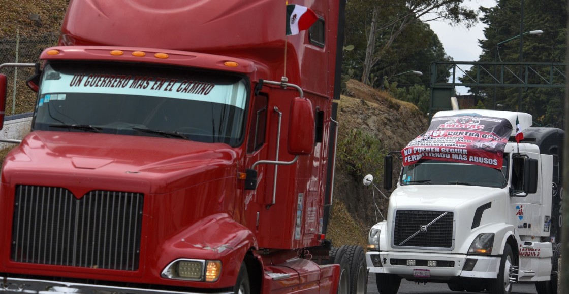Transportistas llevan a cabo una protesta por la violencia en las carreteras desde Toluca.