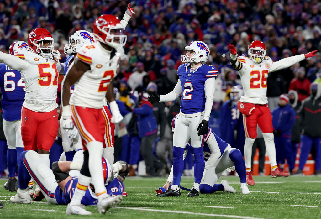 Los Chiefs celebran el fallo del pateador de Bills