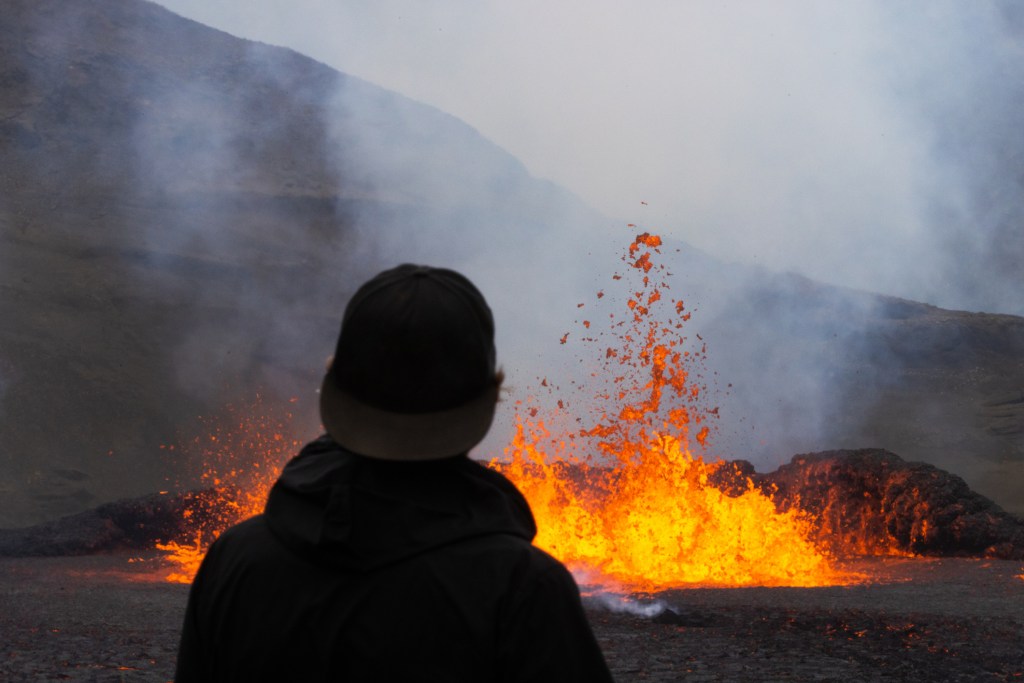 Volcán hace erupción en Islandia
