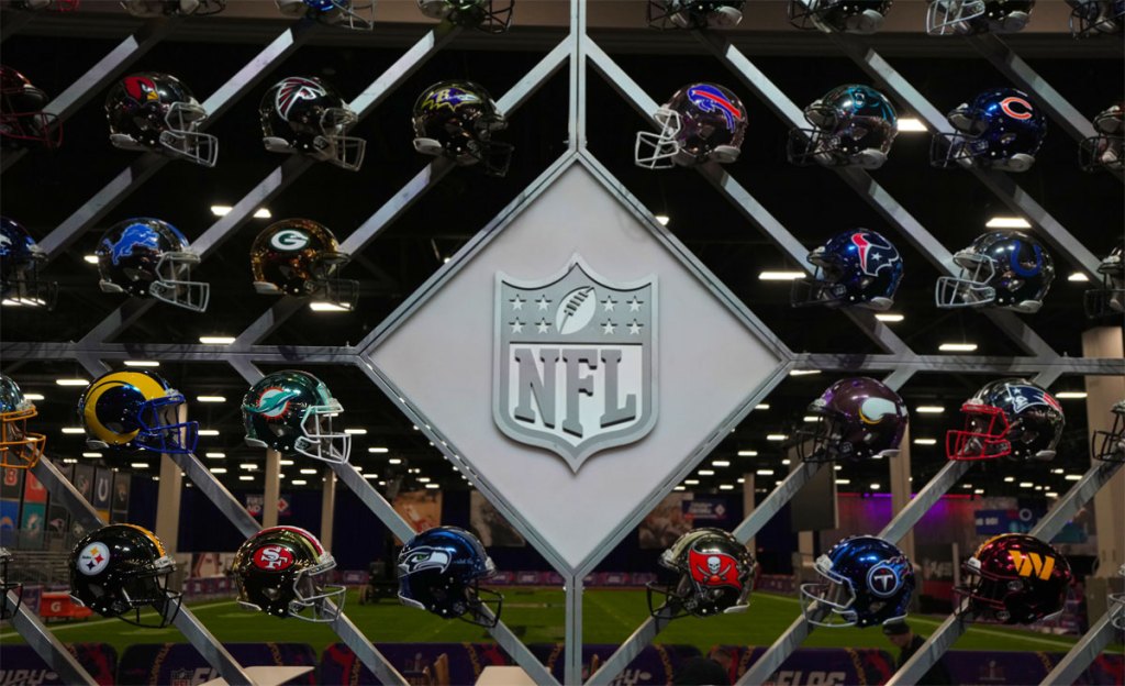 Cascos de los 32 equipos de la liga en el NFL Experience Las Vegas 2024