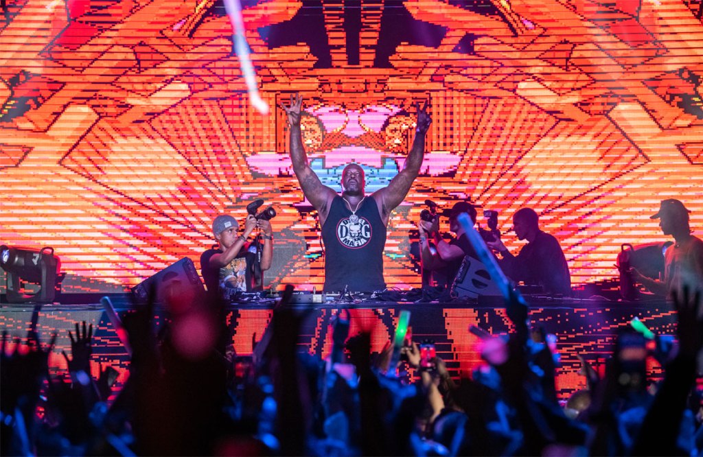 Shaquille O Neal como DJ en su fiesta previa al Super Bowl de Las Vegas