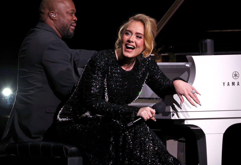 "Consíganse una vida": Adele defiende a Taylor Swift previo al Super Bowl LVIII