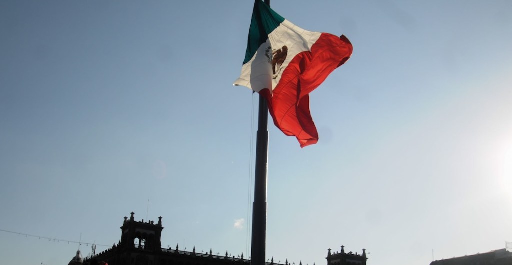 Polémica porque el Gobierno quitó la bandera de México en la Marcha por la Democracia en el Zócalo