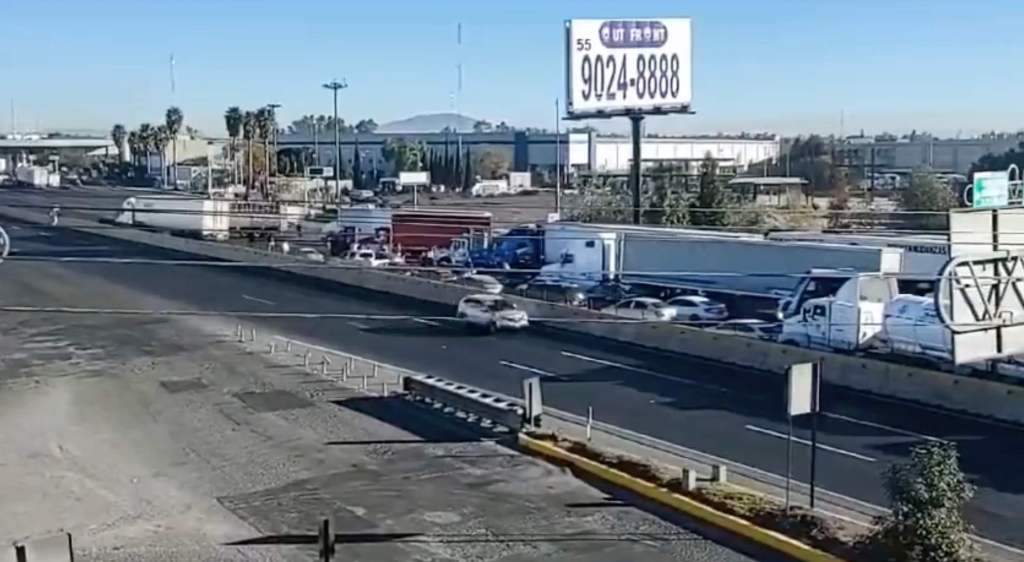 Así el bloqueo por parte de transportistas en la México-Querétaro.