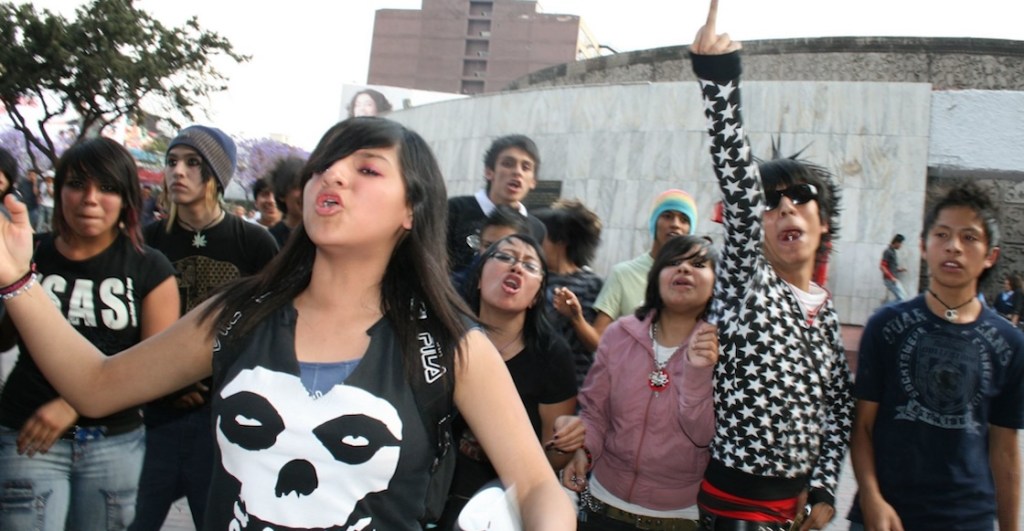 fotos para recordar la épica batalla entre emos y punks en Insurgentes