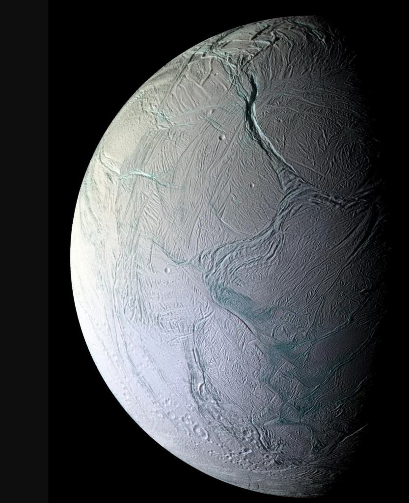 Una foto de la sonda espacial Cassini sobre Encelado, una luna oceánica de Saturno. 