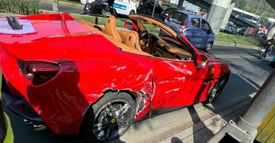 ¿Y de quién fue la culpa? Ferrari choca contra microbús en el Periférico de la CDMX
