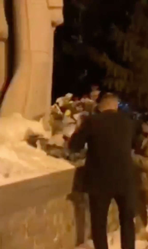 La policía retira flores de los monumentos en Rusia.