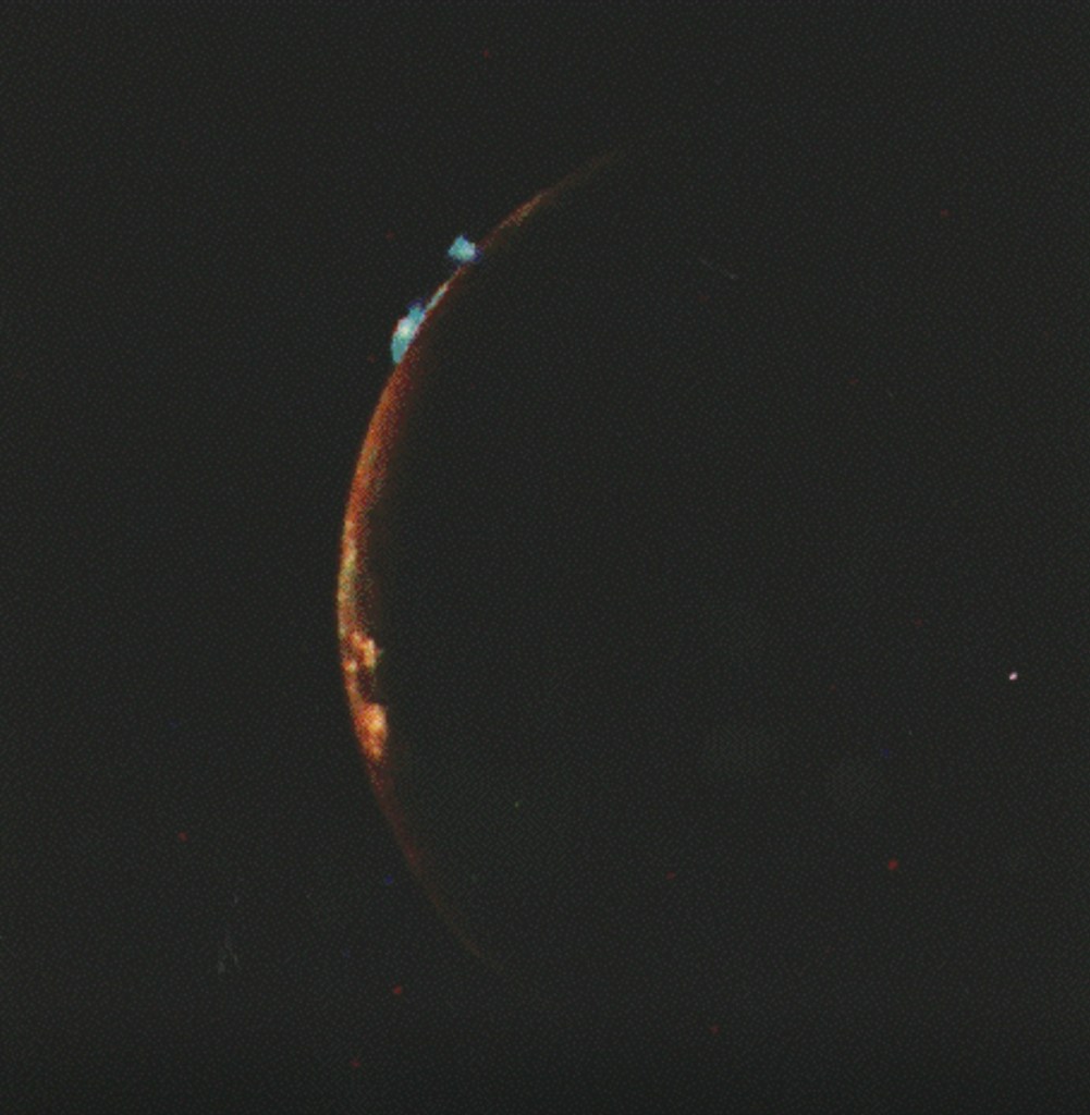 La visión de las Voyager sobre una luna de Júpiter con volcanes activos 