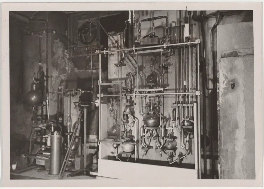 Equipo de bombeaba y purificaba radón en una sala del sótano de este pabellón en 1941