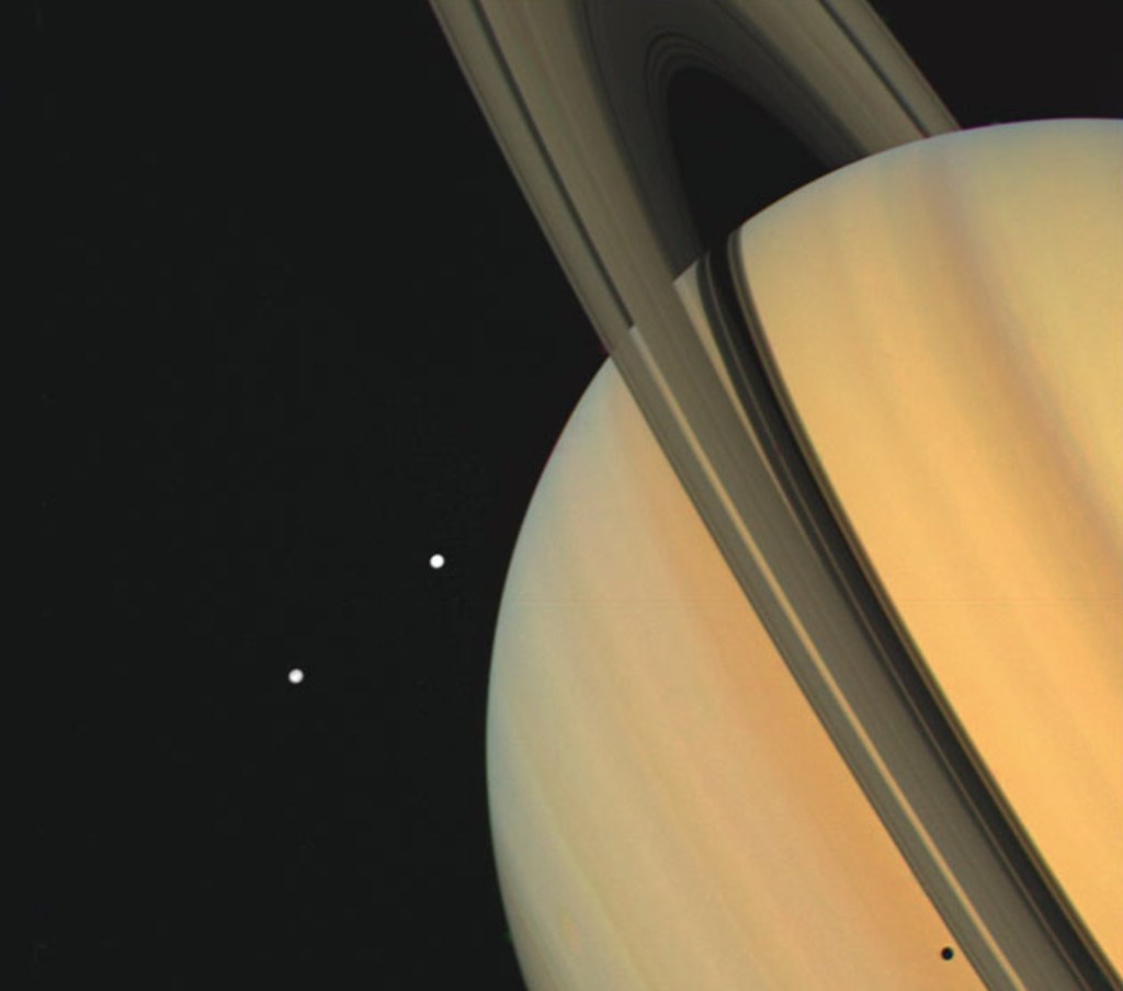 Una de las fotos que las Voyager tomaron de Saturno.