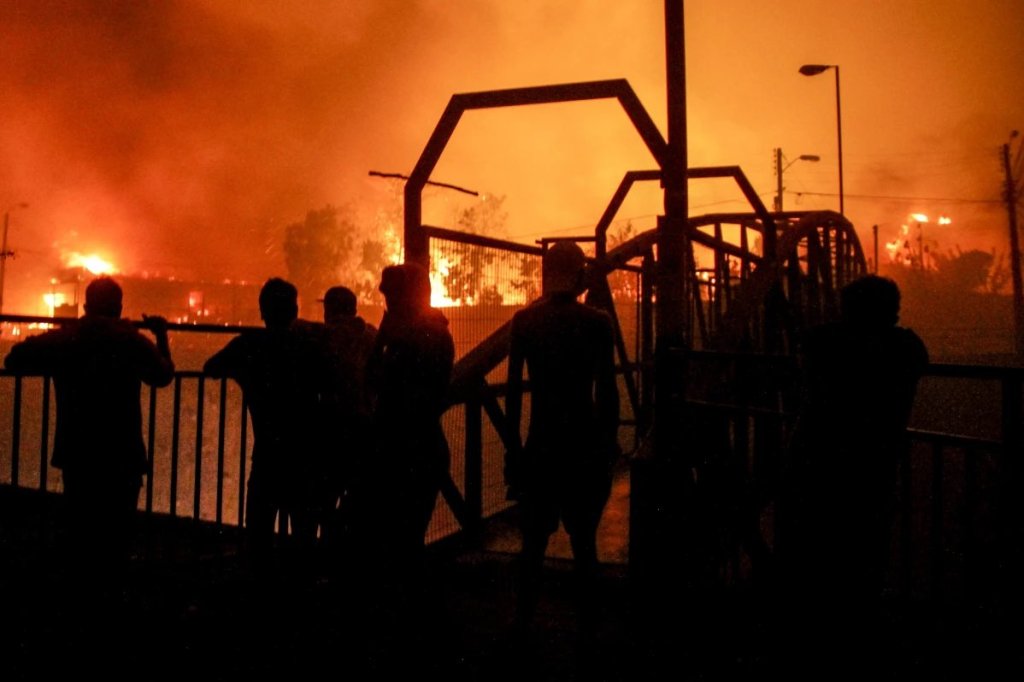 Fotos y videos: Los incendios en Chile por los que se decretó toque de queda en Valparaíso