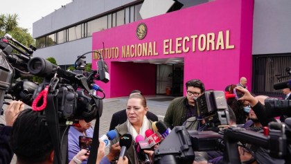 La consejera presidenta del INE en entrevista con medios.
