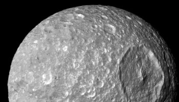 Mimas, la luna de Saturno mejor conocida como la Estrella de la Muerte