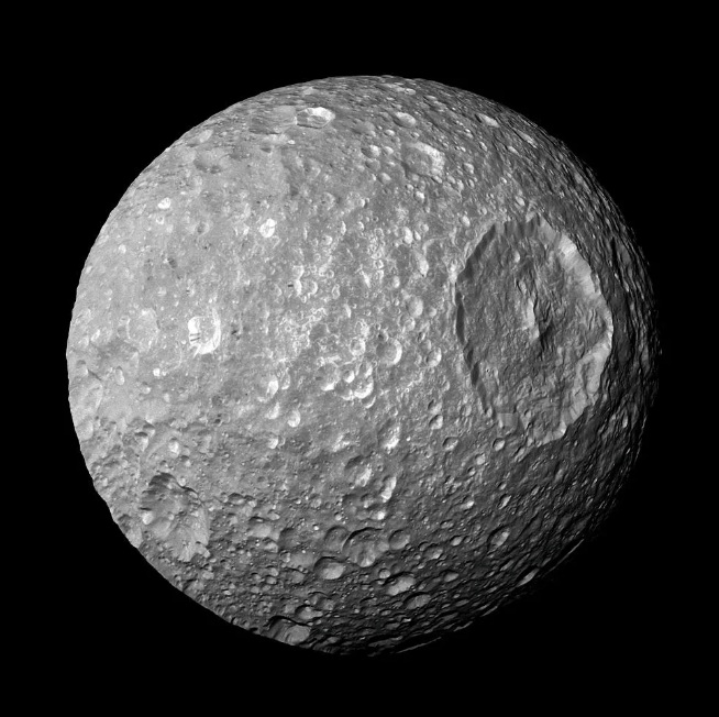 Mimas, mejor conocida como la Estrella de la Muerte, es una de las lunas de Saturno.