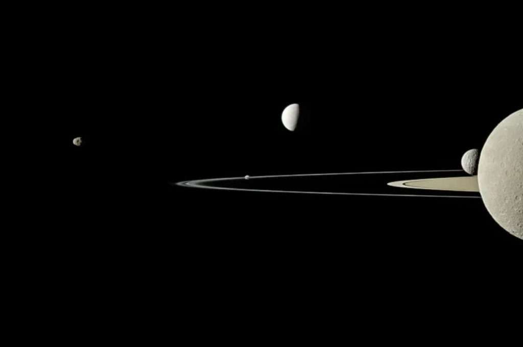 Una foto de la sonda Cassini donde se ve Saturno y 5 de sus lunas
