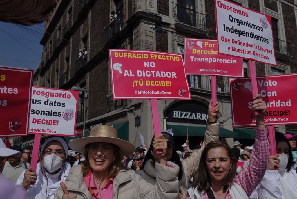 Fotos y videos de la Marcha Por Nuestra Democracia en defensa del INE