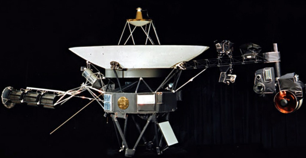 Así se ve el disco de oro de las Voyager a bordo de la nave.