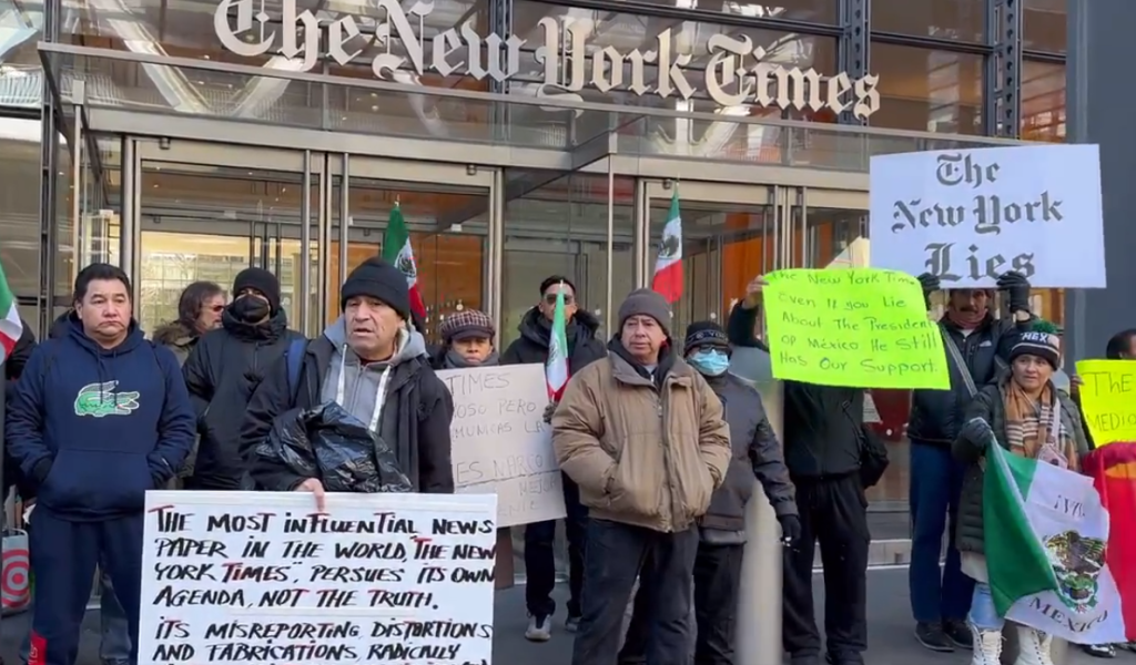 Protestan frente al New York Times en apoyo a AMLO