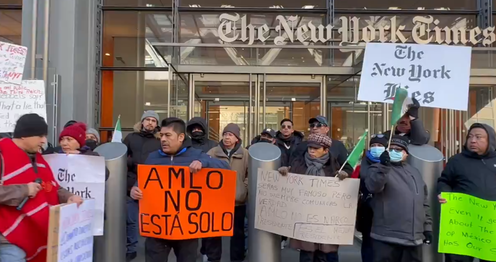 Protestan frente al New York Times en apoyo a AMLO