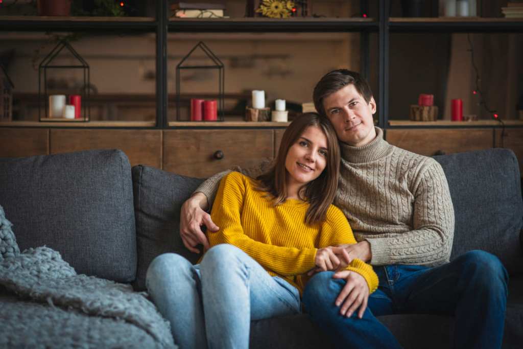 pareja abrazada en sofa