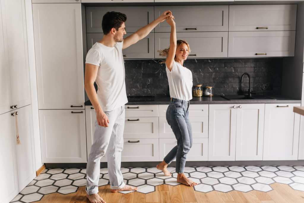 pareja bailando casa