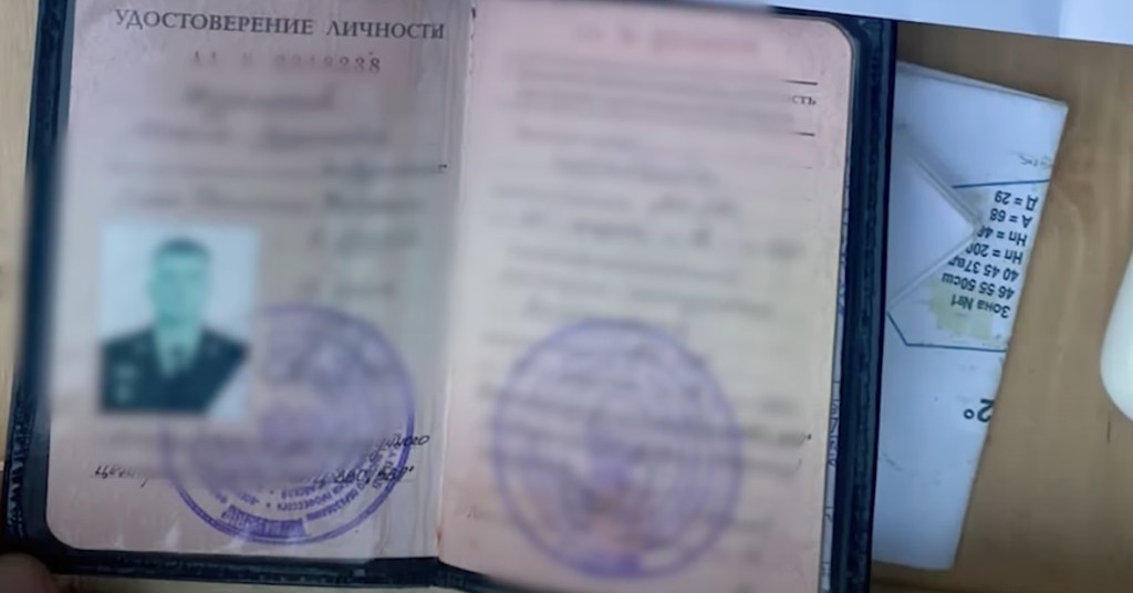 El pasaporte del piloto ruso que desertó rumbo a Ucrania
