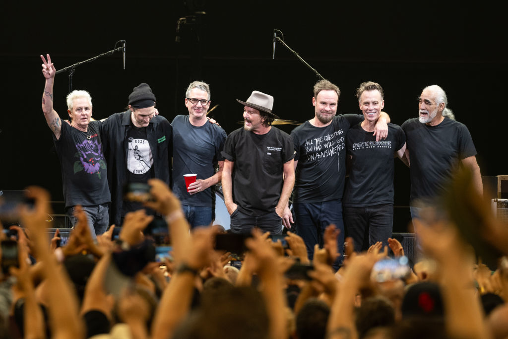 ¡Pearl Jam anuncia los detalles de su nuevo disco con la rola "Dark Matter"!
