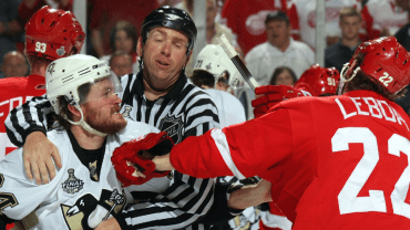 ¿Por qué se permiten las peleas en el hockey y cuáles son las reglas?