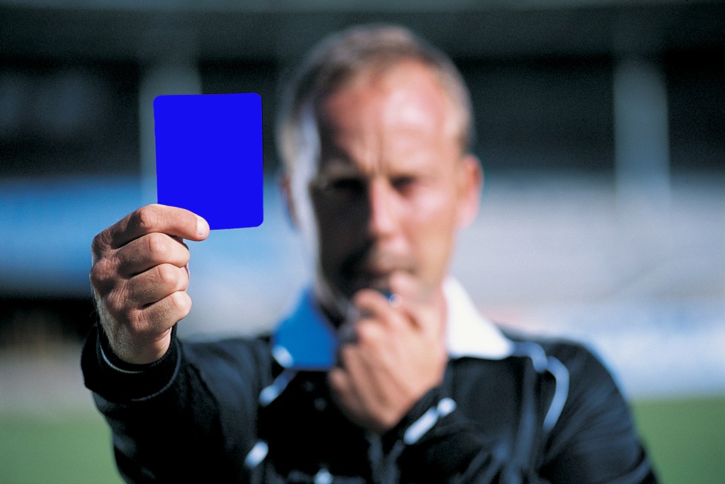 Tarjeta azul en el futbol: Cómo funciona, cuándo se implementará y por qué