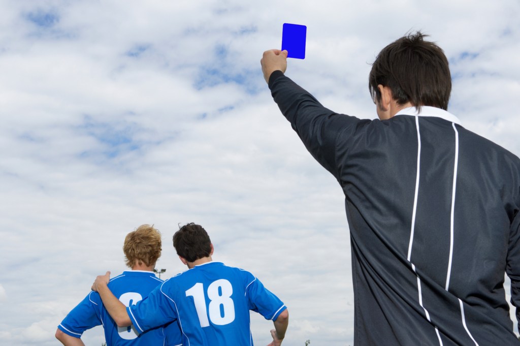 Tarjeta azul en el futbol: Cómo funciona, cuándo se implementará y por qué