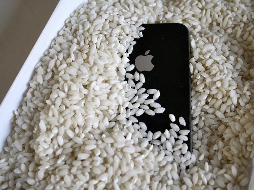 No es tan buena idea meter un teléfono mojado en arroz.