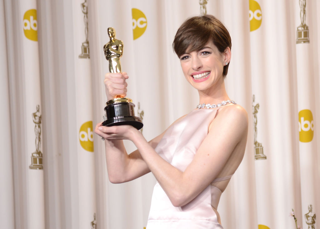 Anne Hathaway con su Oscar en 2013