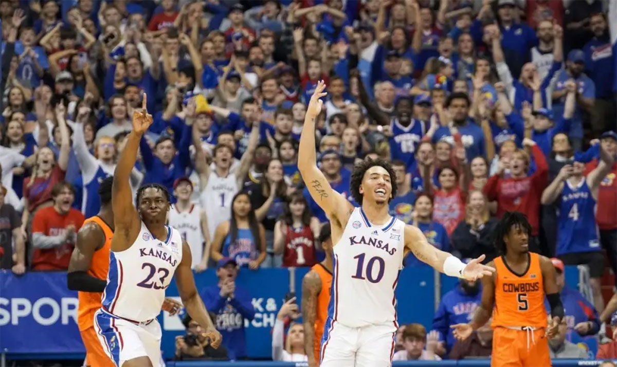 Jugadores de Kansas City celebran el bracket de la NCAA