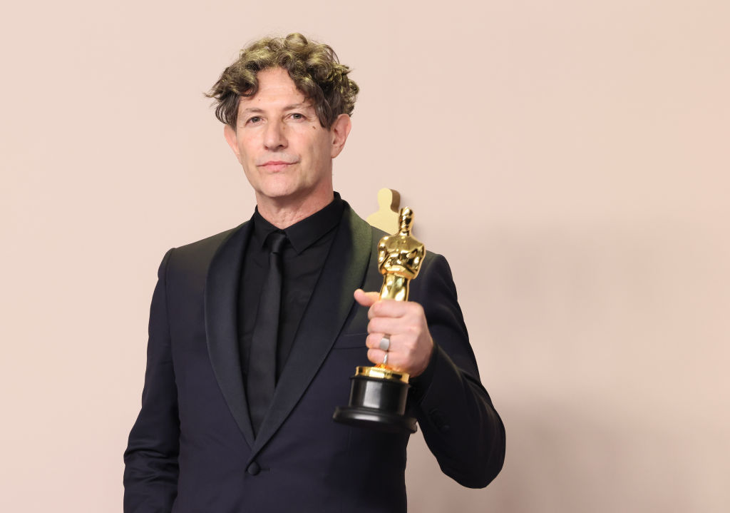 Jonathan Glazer con su Oscar por Mejor Película Internacional