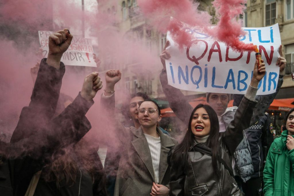 Activistas encienden bengalas durante una manifestación en Azerbaiyán.