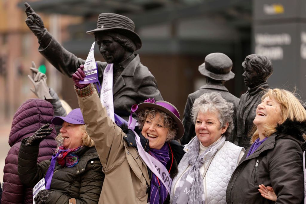 Mujeres se reunieron en la estatua de la activista Mary Barbour en Glasgow, Escocia.
