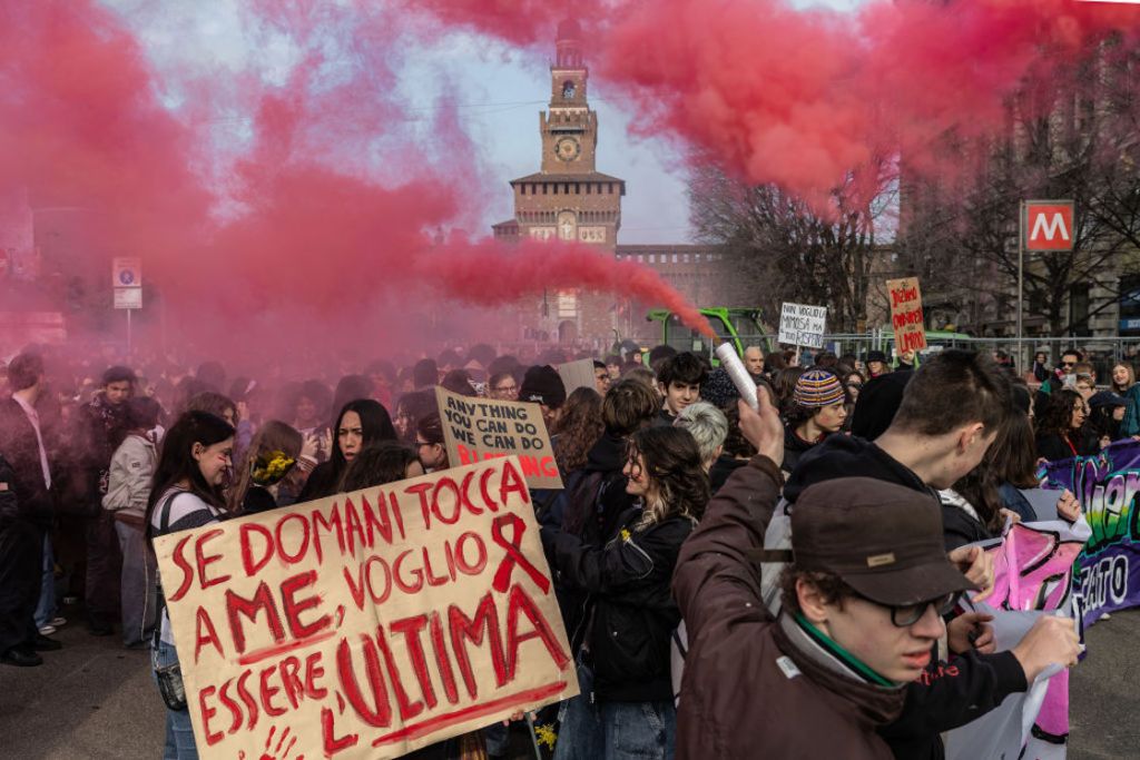 Estudiantes y activistas feministas participan en una manifestación en Milán, Italia.
