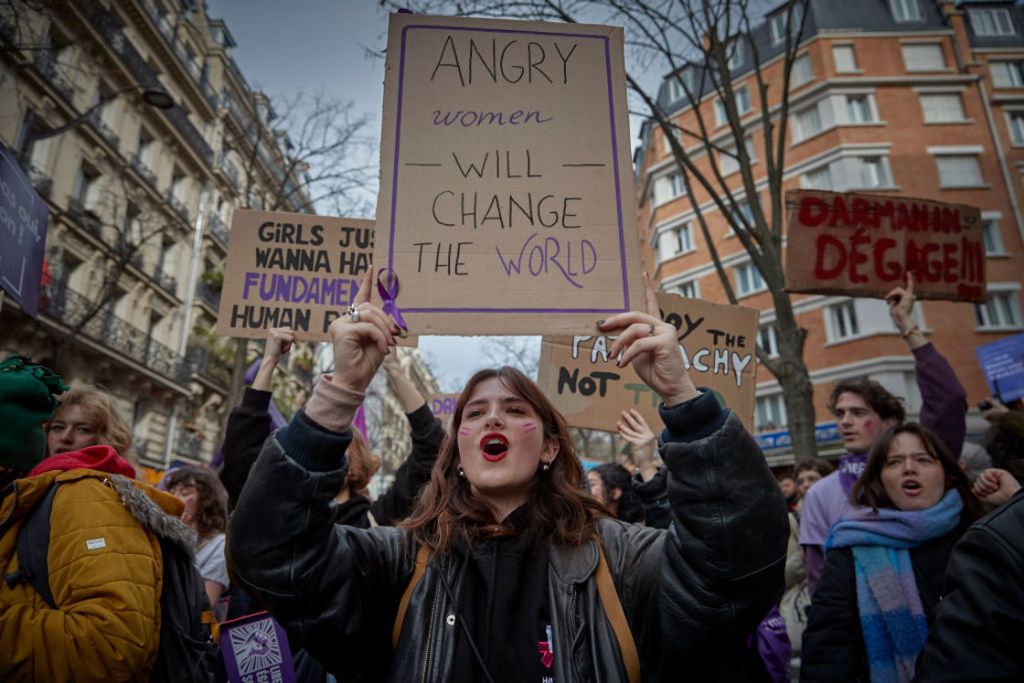 Mujeres marchan en París por el 8M.