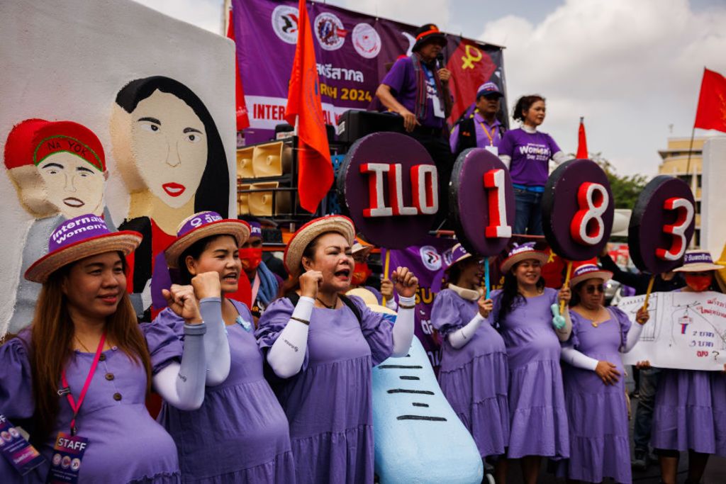 Mujeres vestidas con trajes de embarazo marchan para llamar la atención sobre las cuestiones de maternidad en Bangkok, Tailandia.