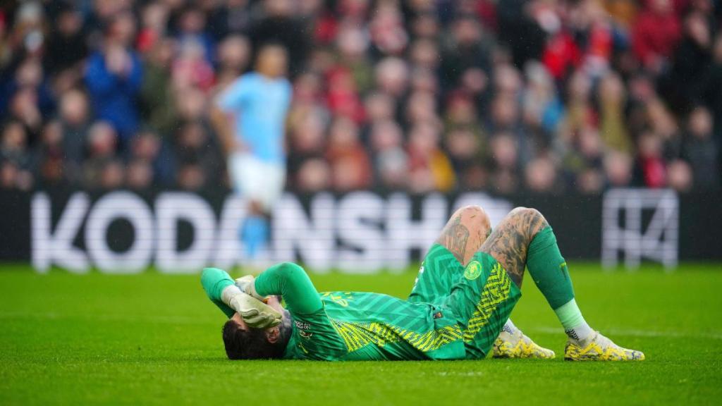 Ederson lesionado durante el juego entre el Liverpool vs Manchester City 