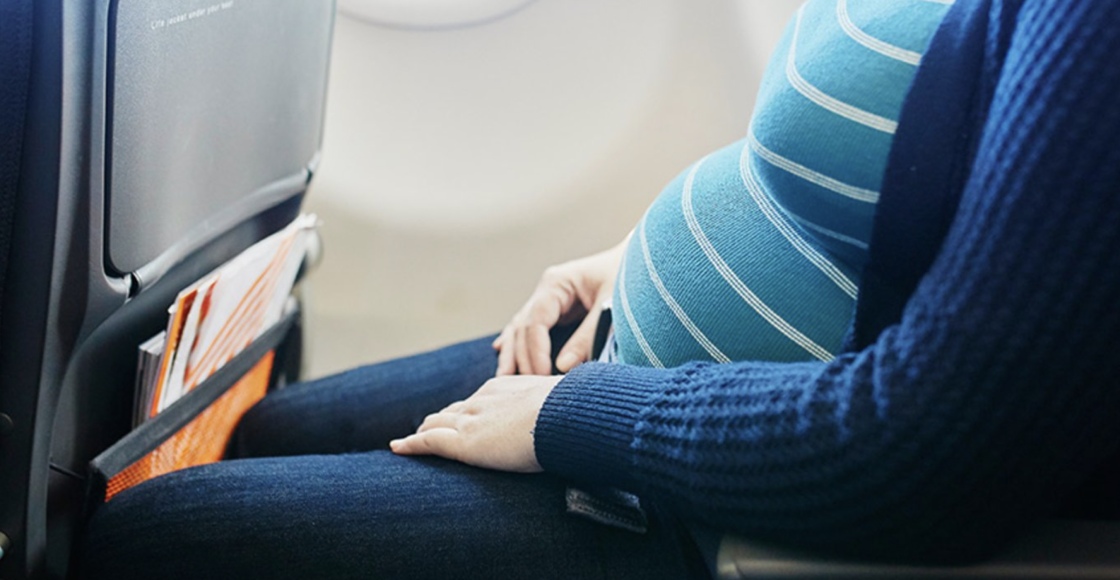 Una mujer embarazada durante un vuelo